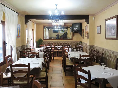 Comedor interior preparado para el servicio